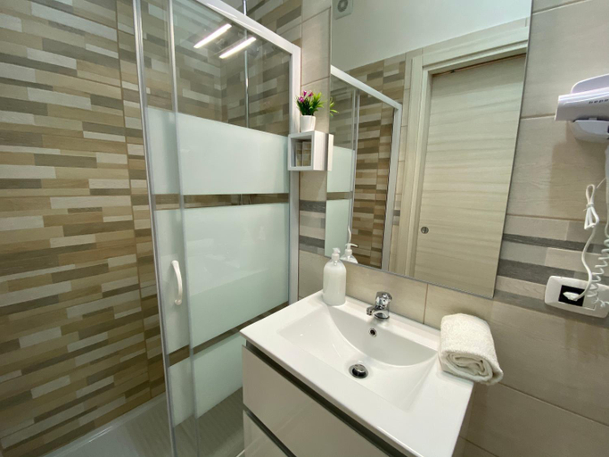 Bathroom 2, Enjoy Happyness, Napoli