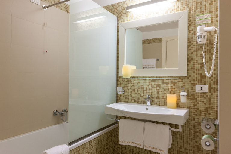 Bathroom 4, Hotel Catalunya, Sassari
