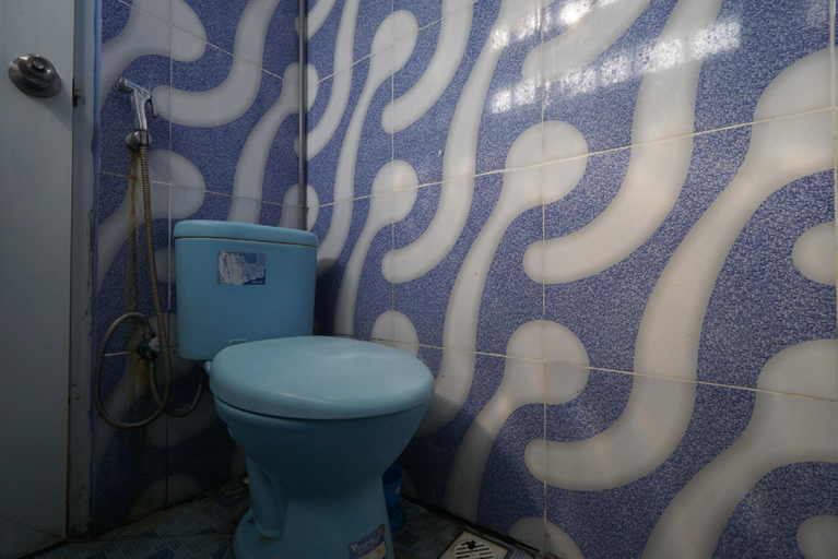 Bathroom, SPOT ON 93620 Anisa Homestay Syariah, Tulungagung