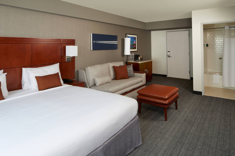 Bedroom 5, Courtyard by Marriott Los Angeles LAX/Century Boulevard, Los Angeles