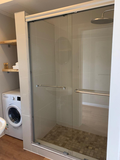Bathroom 5, Stern self catering apartments, Windhoek East
