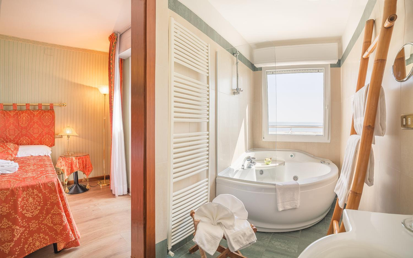 Bathroom 2, Hotel Des Nations, Rimini