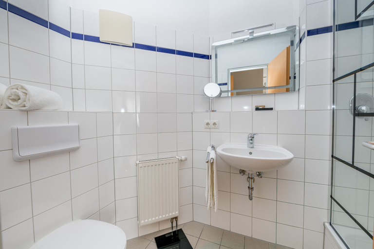 Bathroom 5, Aparthotel Alma Bonn, Bonn