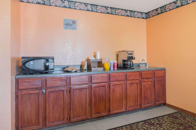 Food & Drinks 5, Knights Inn Ferguson MO, Saint Louis