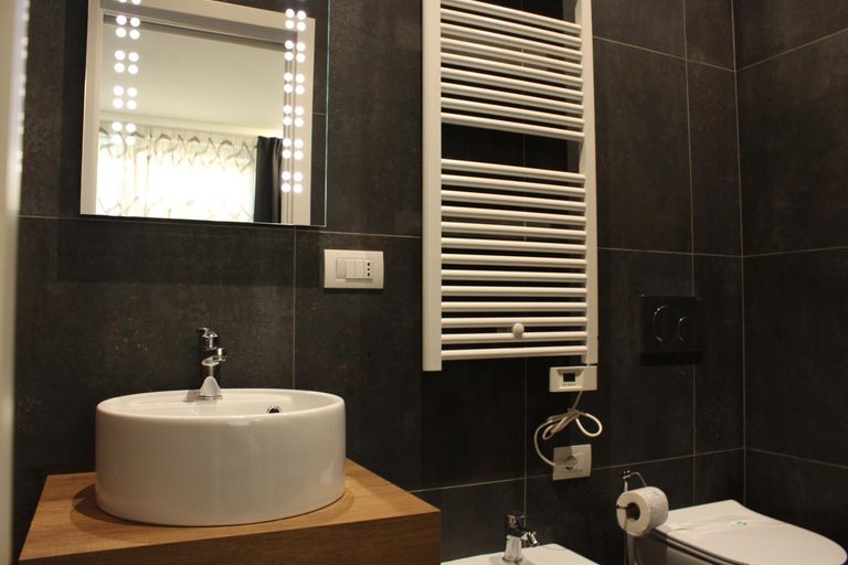 Bathroom 4, Moro 34, Bari