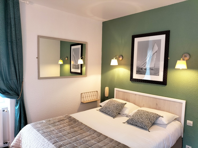 Bedroom 3, Logis HOTEL RESTAURANT La Regence, Manche