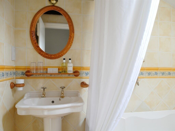 Bathroom 3, Castle Arms Inn, North Yorkshire