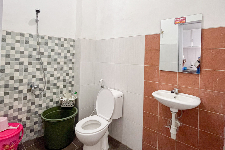 Bathroom 3, RedDoorz Syariah @ Jl. Candi Kalasan, Malang