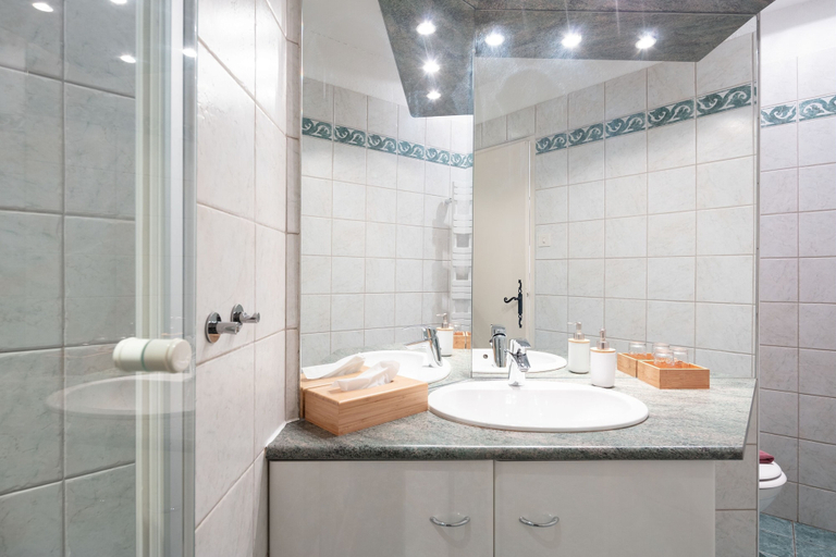 Bathroom 5, Le Barry du Grand Chemin, Hérault
