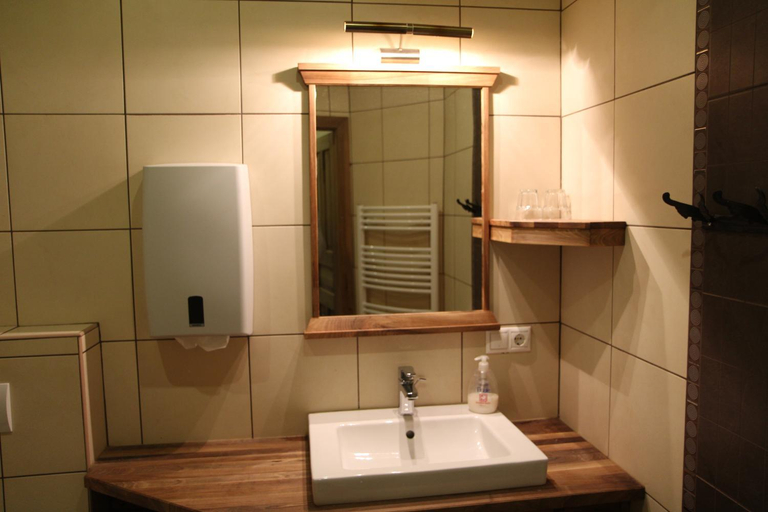 Bathroom 2, Ebner Pince Panzió, Szigetvári