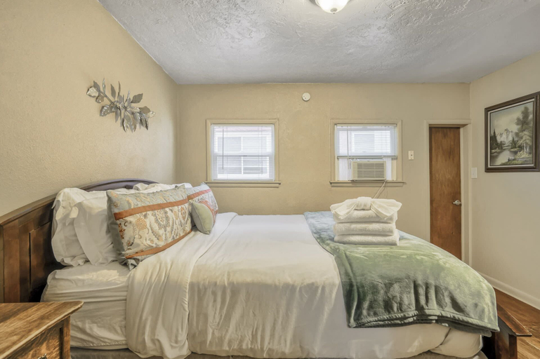 Bedroom 3, 2BR Manitou Get Away Close To Everything!, El Paso