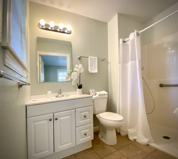 Bathroom 4, Mount Sequoyah Center, Washington