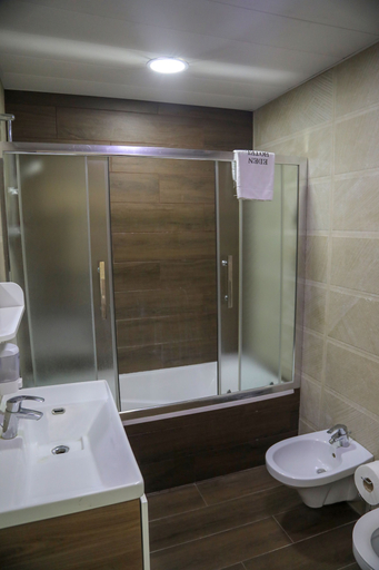 Bathroom 4, Eden Hotel, El Metn