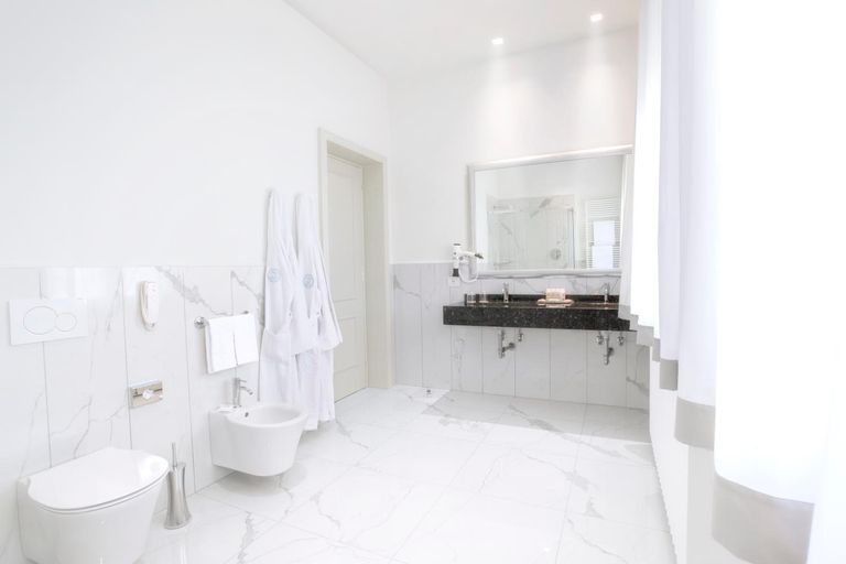 Bathroom 5, Grand Hotel Trieste & Victoria, Padua