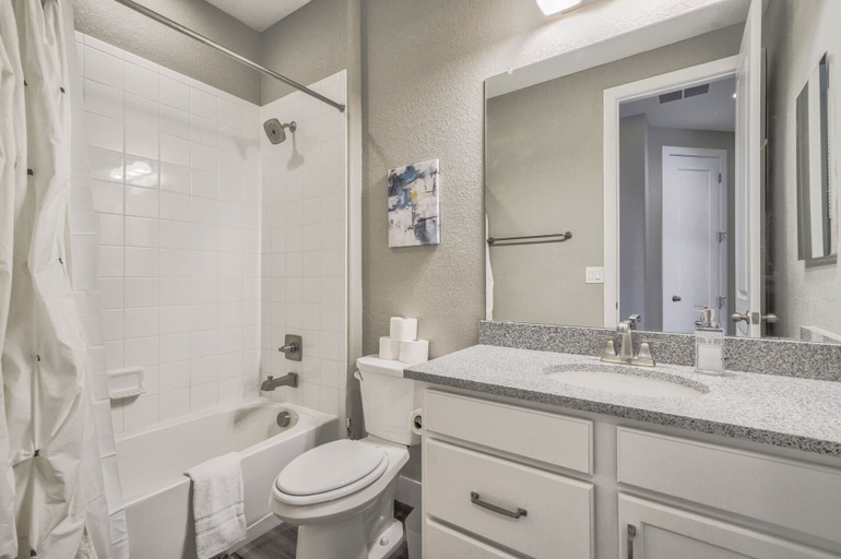 Bathroom 4, 3BD Rooftop Lounge Restaurants & Parks, Douglas