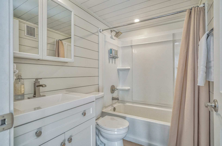 Bathroom 4, 2BR Loftcozy Bungalowhistoric Neighborhood, El Paso