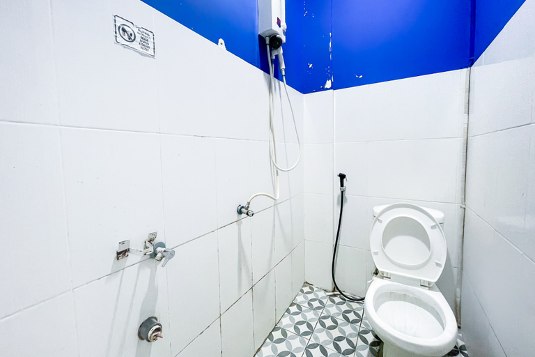 Bathroom 4, Citara Jaya Guesthouse Mitra RedDoorz, Bekasi