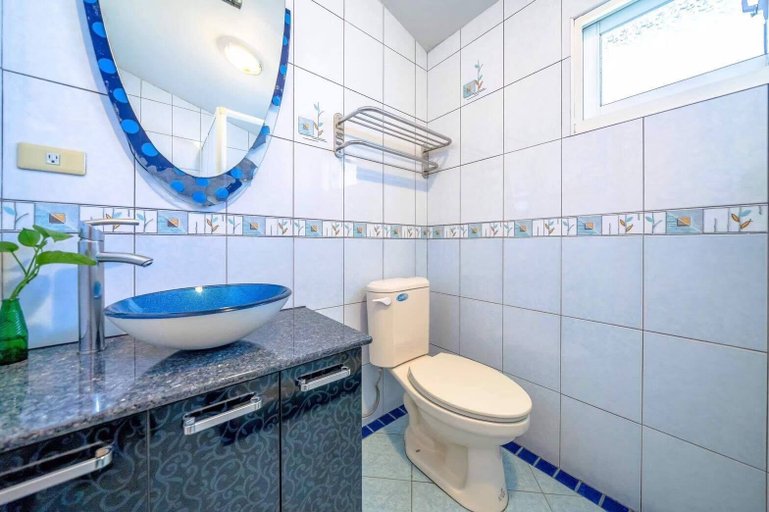 Bathroom 3, Sweetheart House, Yilan