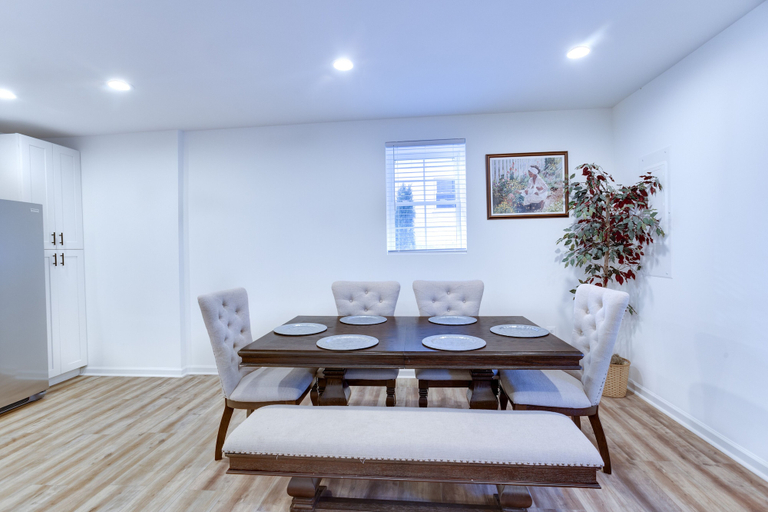 Others 5, Spacious La Plata Escape, Charles