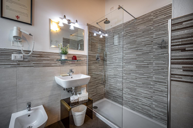 Bathroom 3, La Stella d'Oro B&B, Florence