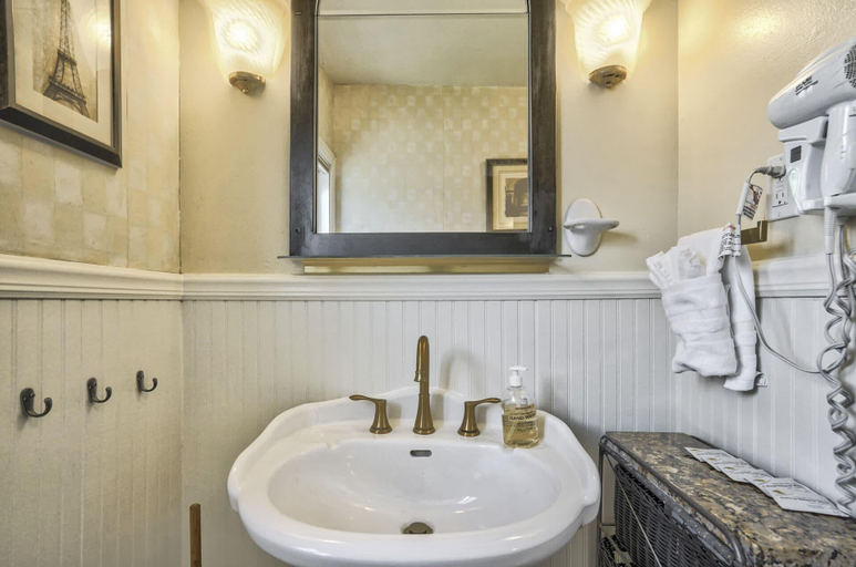 Bathroom 4, 4brping Pongnearby Parksbasket Ball, El Paso