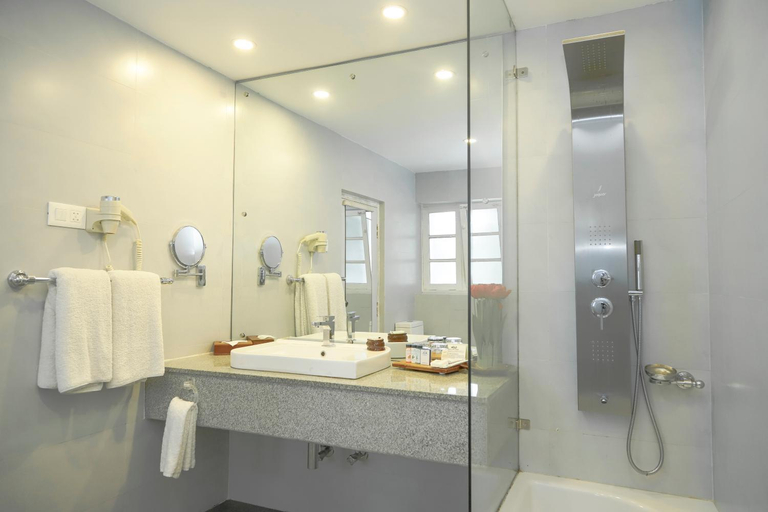 Bathroom 4, Fishtail Lodge, Gandaki