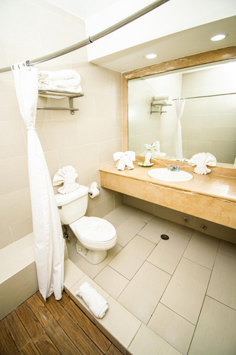 Bathroom 4, Hotel San Carlos, ZONA 10