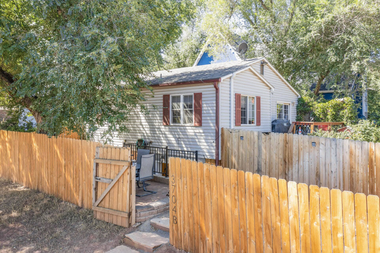 Exterior & Views 2, 1BD Suitewalking Distance From Red Rocks, El Paso