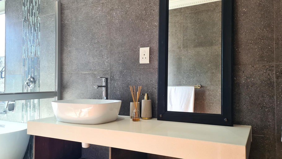 Bathroom 2, Sea Views at 14th, Buffalo City
