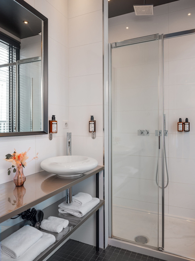 Bathroom 5, Grand Hotel Lafayette, Paris