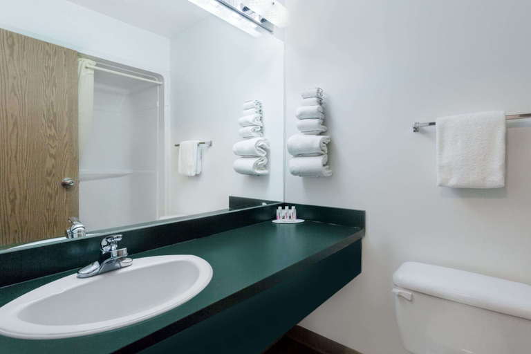 Bathroom 4, Super 8 by Wyndham Morden, Division No. 3