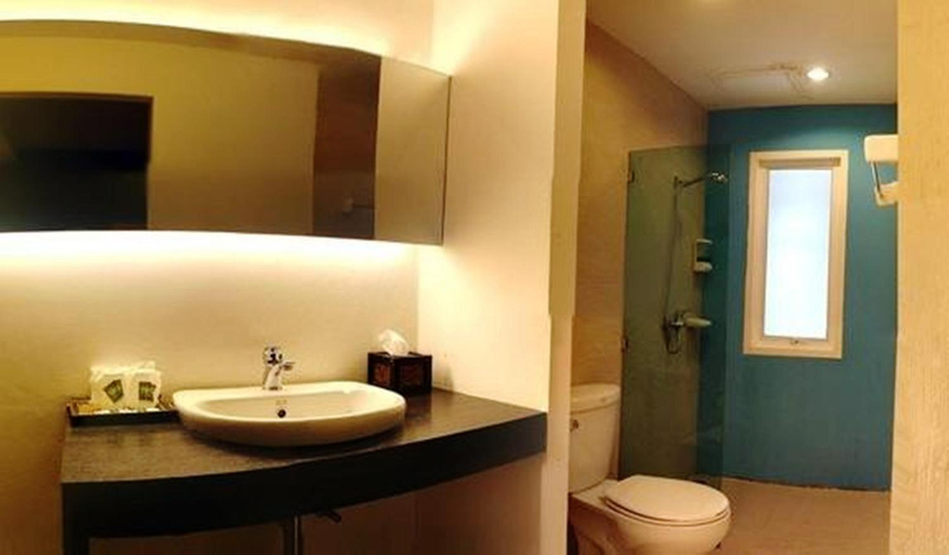 Bathroom 14