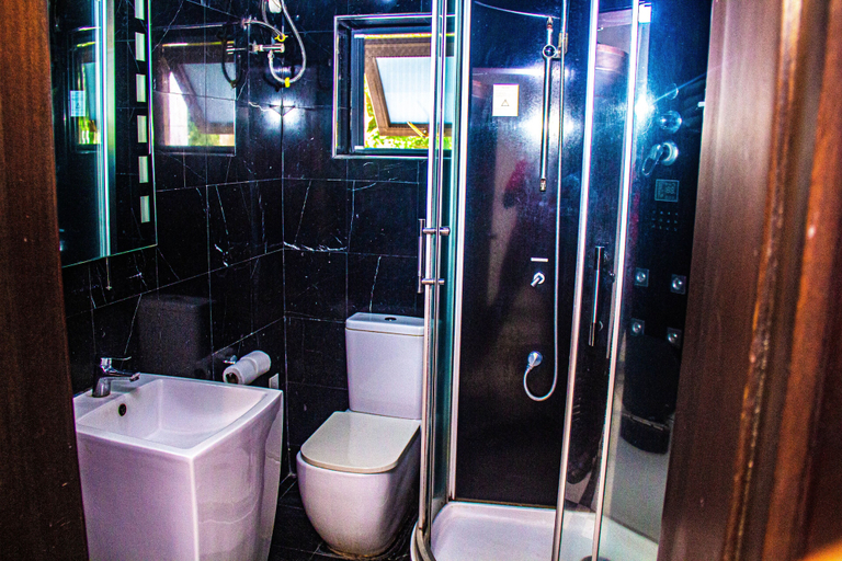 Bathroom 5, Hotel Quo Vadis, AbujaMun