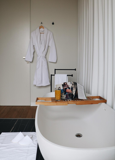 Bathroom 4, The Levee