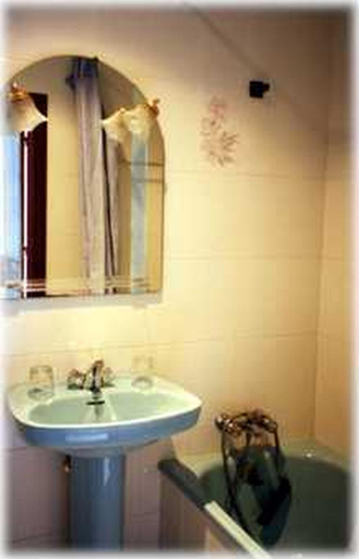 Bathroom 4, Hostal Rivera - Atocha, Madrid