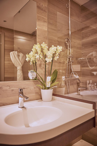 Bathroom 9