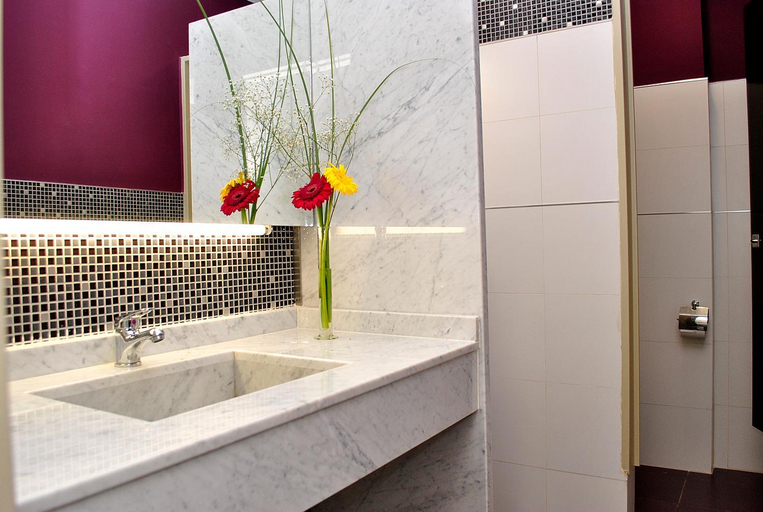 Bathroom 5, Kube Apartments Express, Capital