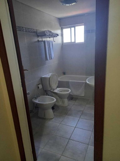Bathroom, Colibri, El Metn