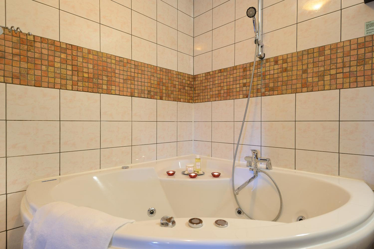 Bathroom 2, Hansalinn, Pärnu