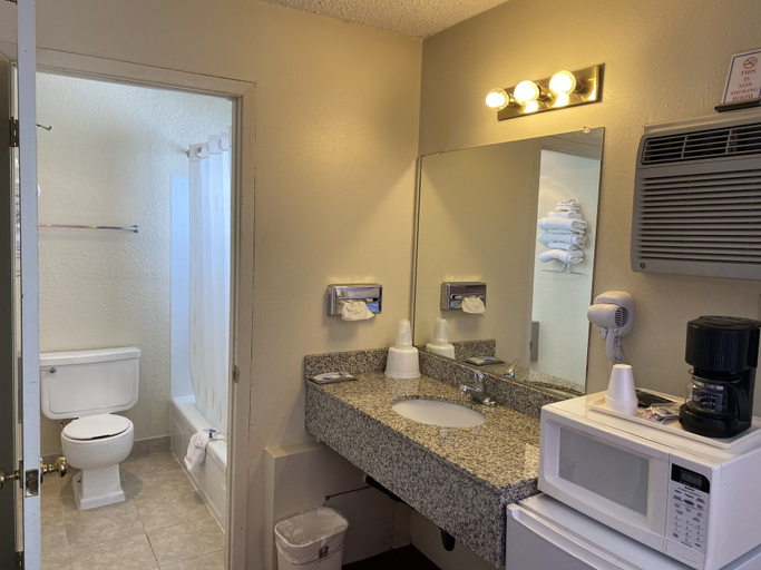 Bathroom 5, Econo Lodge, San Miguel