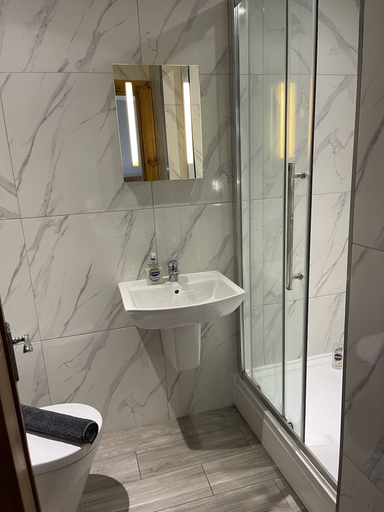 Bathroom 4, Six Bells Hotels, London