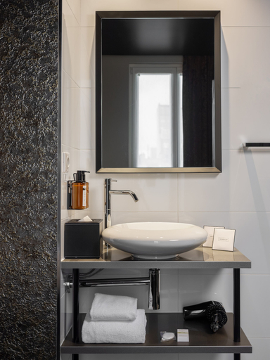 Bathroom 5, Grand Hotel Lafayette, Paris