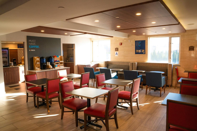 Food & Drinks 4, Holiday Inn Express Maspeth Hotel By IHG, New York