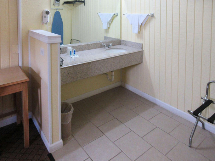Bedroom 3, Rodeway Inn, Jackson