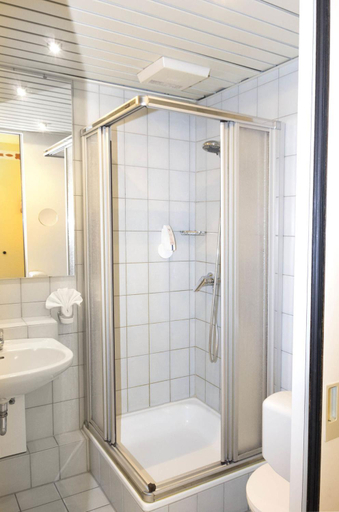 Bathroom 2, Hotel Restaurant Lohmuhle, Bayreuth