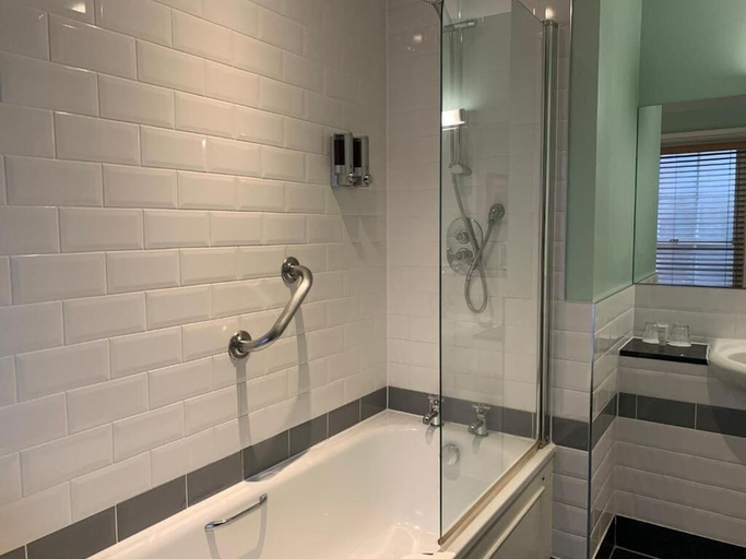 Bathroom 5, Goswell House, Slough