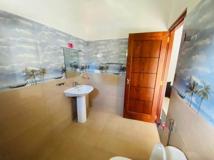 Bathroom 2, The Kingslayer Resort, Negombo