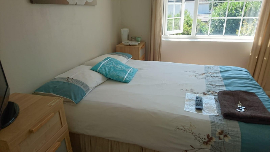 Bedroom 5, En suite shower room Double room with 1 double deyr, London