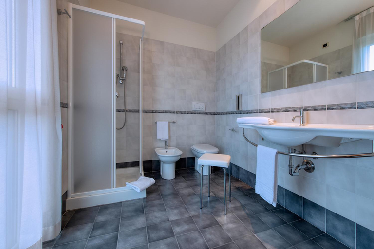 Bathroom 12