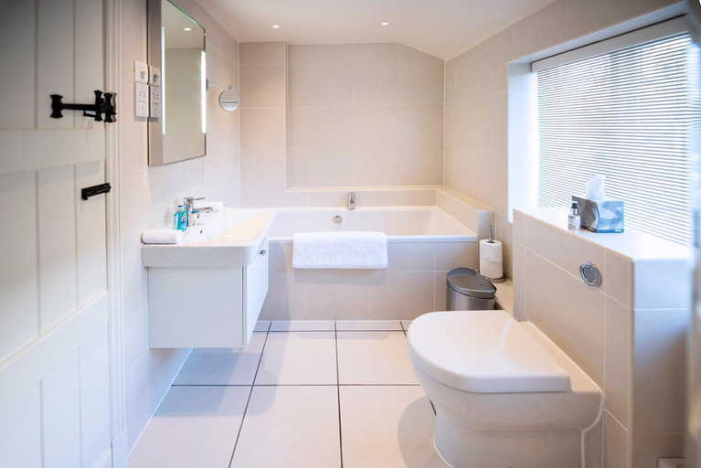 Bathroom 2, Neroli River View Apartment, Gloucestershire